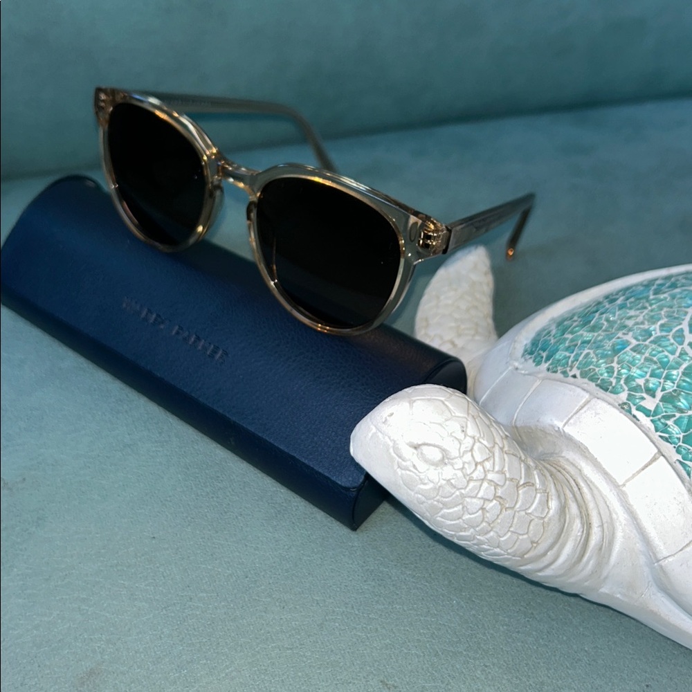 Warby Parker Rose Gold Sunglasses Comps$95(glasses)
includes Warby Parker case